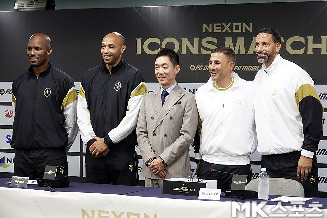드로그바(사진 맨 왼쪽부터), 앙리, 넥슨 박정무 FC 그룹장, 칸나바로, 퍼디난드. 사진=이근승 기자