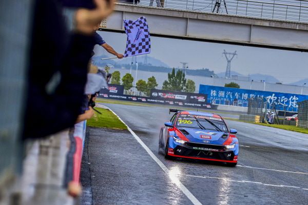 ‘2024 TCR 월드 투어’ 주저우 대회에서 현대차 ‘더 뉴 엘란트라 N TCR(국내명 더 뉴 아반떼 N TCR)’이 1위로 들어오고 있다 [사진제공=현대차]