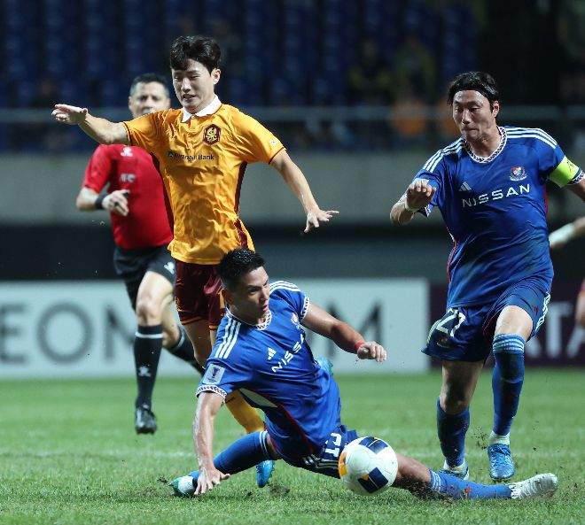 돌파 시도하는 이희균. 사진=연합뉴스 제공