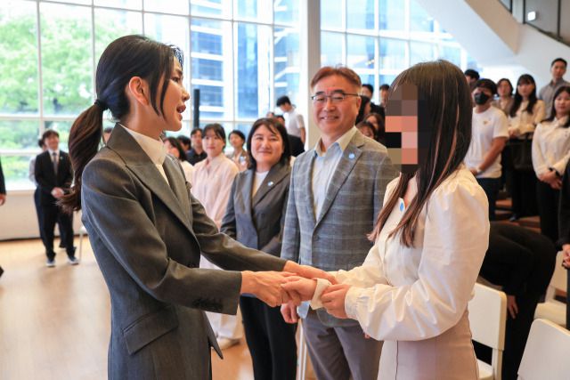 김건희 여사가 지난해 9월 15일 서울 중구 커뮤니티하우스 마실에서 열린 ‘괜찮아, 걱정마’ 마음건강을 위한 대화에서 참석자들을 격려하고 있다. [사진 = 연합뉴스]