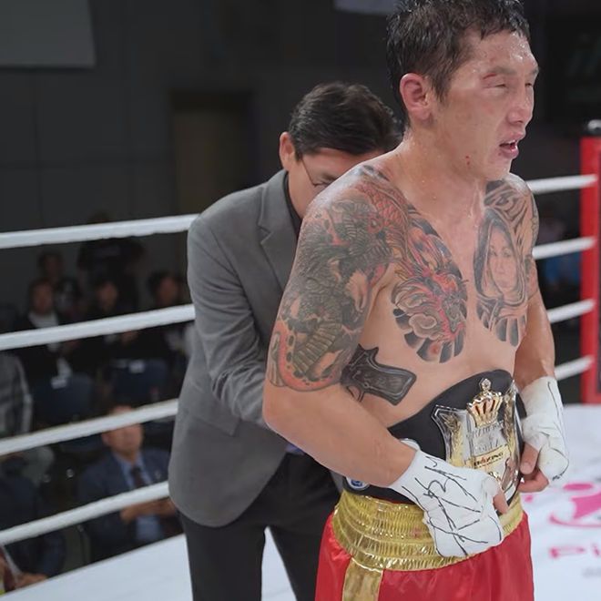 멘겐초오시 난딘예르데네가 사단법인 한국복싱커미션 KBM 슈퍼웰터급 챔피언 등극 후 감격하고 있다. 사진=더원 프로모션 영상 화면