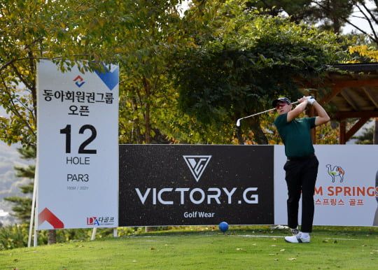 골프 의류브랜드 빅토리지가 오는 31일부터 나흘간 전북 장수군 장수골프리조트에서 열리는 KPGA투어 동아회원권그룹 오픈을 공식 후원한다. 사진은 빅토리지 광고 보드가 설치된 12번홀의 모습.  빅토리지 제공