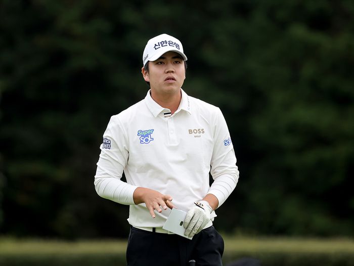 샷을 하기 전 핀을 바라보고 있는 장유빈. KPGA