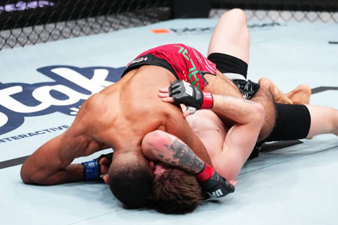 유세프 잘랄이 어깨누르기로 UFC 3번째 서브미션 승리를 거두고 있다. 사진=TKO