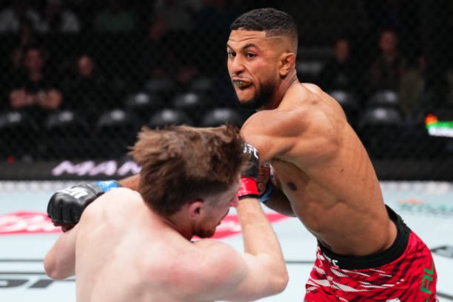 유세프 잘랄이 UFC on ESPN+ 104에서 상대 주먹을 피하며 공격하고 있다. 사진=TKO