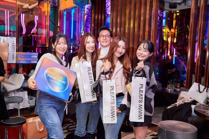 지난 4일 서울 강남에서 일본식 쉐어 테이블 요리주점으로 뜨고 있는 오리엔탈 라운지 강남점에 한국과 일본의 유명인플루언서가 모여들었다.