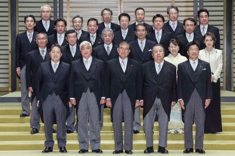 이시바 시게루 일본 총리(앞줄 가운데)가 11일 도쿄 왕궁에서 열린 임명식에 참석한 후 내각 구성원들과 함께 기념촬영을 하고 있다. 앞줄 왼쪽부터 하야시 요시마사 관방장관, 나카타니 겐 방위상, 이시바 총리, 무라카미 세이이치로 총무상, 가토 가쓰노부 재무상.  AFP연합뉴스