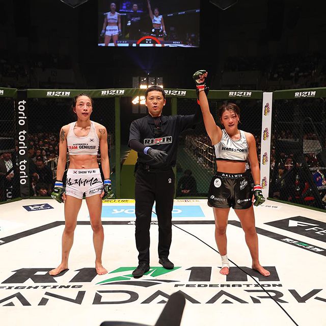 로드FC 챔피언 출신 심유리(왼쪽)가 라이진 랜드마크 9 메인카드 제1경기 만장일치 판정패 후 아쉬워하고 있다. 오른쪽은 라이즈 및 슛복싱 챔피언을 지낸 구보타 레나. 사진=RIZIN FF