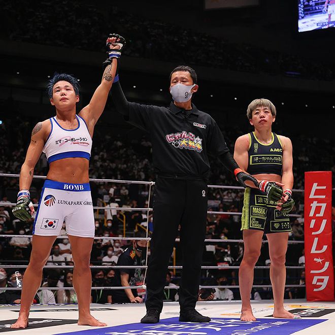 박시우(왼쪽)가 2022 라이진 –49㎏ 그랑프리 4강전 승리 선언을 받고 있다. 하마사키 아야카는 2라운드 부러진 왼팔로 판정까지 버텼다. 사진=RIZIN FF