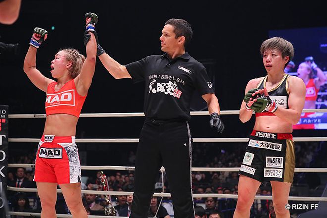 도전자 함서희(왼쪽)가 타이틀매치 판정 2-1 승리 선언 및 제2대 라이진 –49㎏ 챔피언 등극 후 기뻐하고 있다. 오른쪽은 축하의 박수를 치는 초대 챔피언 하마사키 아야카. 사진=RIZIN FF