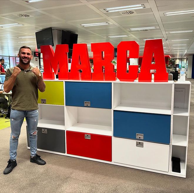 에체르 소사가 2024년 6월 인터뷰를 위해 스페인 최대 신문 ‘마르카’를 방문하여 기념 촬영을 하고 있다. 사진=Enrique Hecher Sosa De Rada