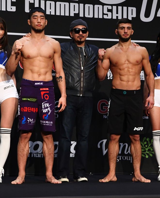 2017년 10월 로드FC 43 계체 후 김경표(왼쪽), 아르만 차루캰. 가운데는 가수 박상민. 사진=세계격투기스포츠협회