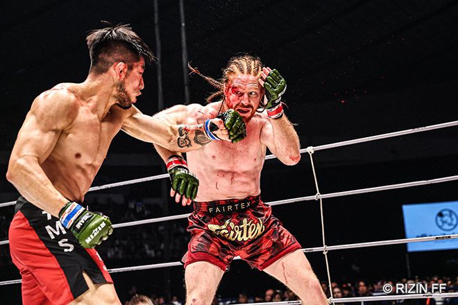 일본 HEAT 챔피언 김경표(왼쪽)가 2024년 6월 라이진 47에서 UFC 및 벨라토르 출신 스파이크 칼라일을 공격하고 있다. 사진=RIZIN FF