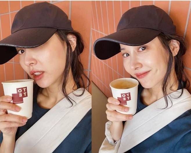 사진 속 조여정은 짙은 브라운 볼캡과 네이비 톤의 티셔츠로 깔끔한 미니멀 룩을 연출하며, 시선을 사로잡았다. 사진 = SNS