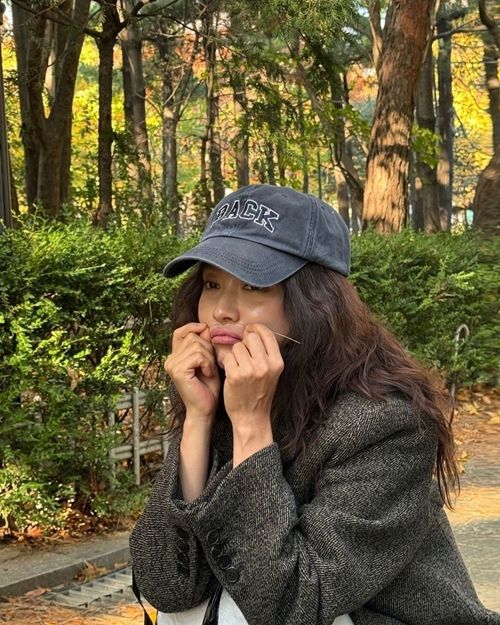 배우 송지효가 히피펌과 빈티지 패션을 완벽하게 소화했다. 사진=송지효 SNS