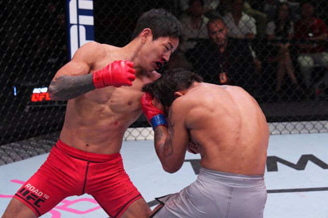 최동훈이 Road to UFC 시즌3 플라이급 준결승에서 공격하고 있다. 사진=TKO