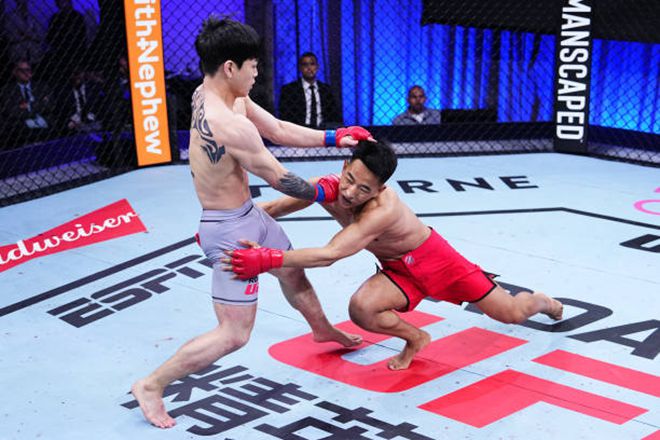 최동훈(왼쪽)이 Road to UFC 시즌3 준준결승 지뉴스웨 테이크다운을 막고 있다. 사진=TKO