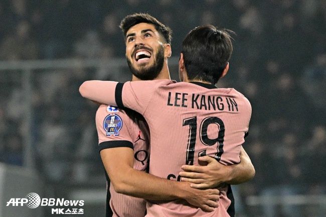 마르코 아센시오와 포옹하는 이강인. 사진(프랑스 앙제)=ⓒAFPBBNews = News1