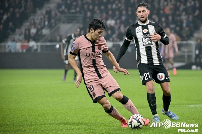 드리블을 시도하는 이강인. 사진(프랑스 앙제)=ⓒAFPBBNews = News1