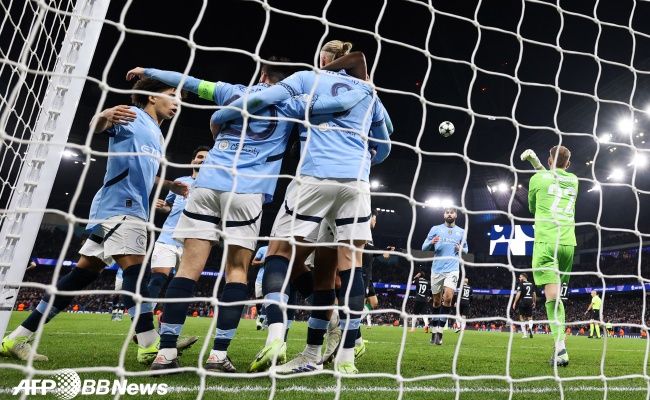 맨체스터 시티가 5연패를 끊어냈지만, 승리를 지키지 못했다. 황인범의 소속팀 페예노르트를 상대로 3-0으로 앞서가다 내리 3골을 헌납하며 3-3 무승부로 경기를 끝마쳤다. 사진(잉글랜드 맨체스터)=ⓒAFPBBNews = News1