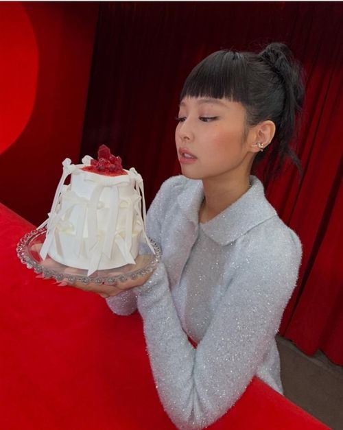 블랙핑크 제니가 초대형 케이크와 돌아왔다.  사진=제니 SNS