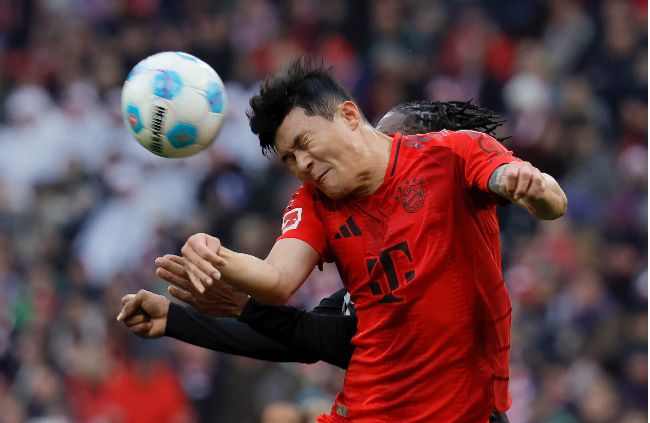 27일(한국시간) 바이에른 뮌헨의 김민재가 이강인의 파리 생제르맹을 상대로  2024-25시즌 유럽축구연맹(UEFA) 챔피언스리그 리그 페이즈 5차전서 결승골을 터뜨렸다. 챔피언스리그 데뷔골로 13년 만에 챔피언스리그에 열린 코리안더비에서 미소를 지었다. 사진=EPA=연합뉴스 제공