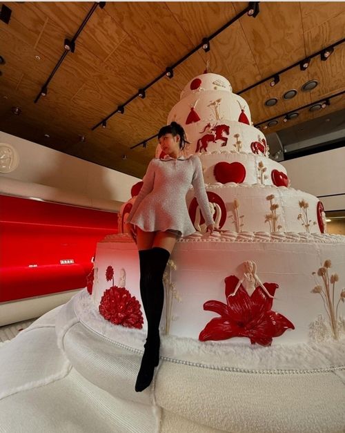 블랙핑크 제니가 이번엔 초대형 케이크와 함께 돌아왔다.  사진=제니 SNS