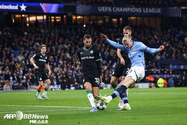 맨체스터 시티가 5연패를 끊어냈지만, 승리를 지키지 못했다. 황인범의 소속팀 페예노르트를 상대로 3-0으로 앞서가다 내리 3골을 헌납하며 3-3 무승부로 경기를 끝마쳤다. 사진(잉글랜드 맨체스터)=ⓒAFPBBNews = News1