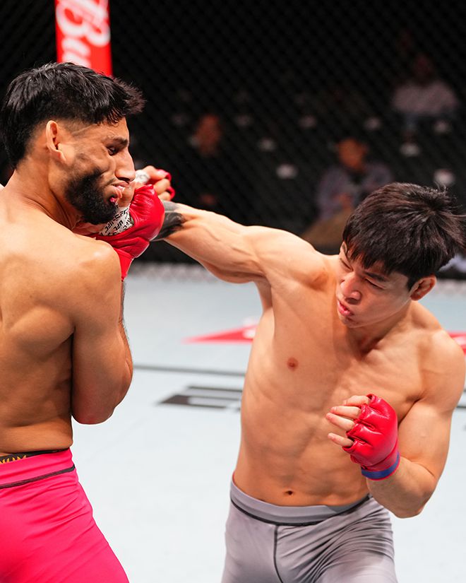 최동훈(오른쪽)이 Road to UFC 시즌3 플라이급 토너먼트 결승전에서 키에란딥 싱 사호타를 공격하고 있다. 사진=TKO