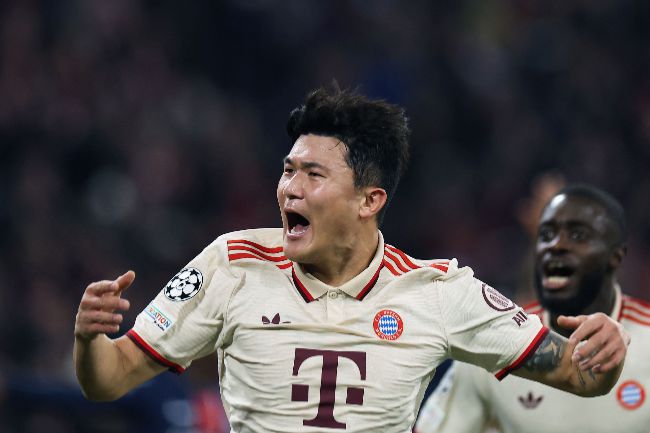 27일(한국시간) 바이에른 뮌헨의 김민재가 이강인의 파리 생제르맹을 상대로  2024-25시즌 유럽축구연맹(UEFA) 챔피언스리그 리그 페이즈 5차전서 결승골을 터뜨렸다. 챔피언스리그 데뷔골로 13년 만에 챔피언스리그에 열린 코리안더비에서 미소를 지었다. 사진=AFP=연합뉴스 제공