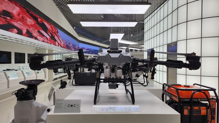중국 선전시 난샨구의 DJI 플래그십스토어에 전시돼 있는 농업용 드론 ‘T60’. [사진 = 선전 송광섭 특파원]