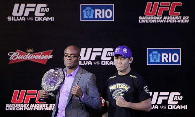 도전자 오카미 유신(오른쪽)이 2011년 8월 제5대 UFC 미들급 챔피언 안데르송 시우바 타이틀 9차 방어전 기자회견에 참석하여 기념 촬영을 하고 있다. 사진=Getty Images=연합뉴스 제공