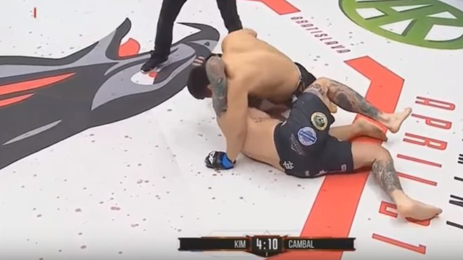 김재영(위)은 2018년 4월 ACB84 5분×3라운드 경기 시작 50초 만에 승기를 잡았다. 사진=Абсолютный Чемпионат Ахмат