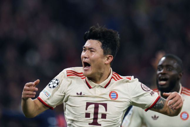 김민재가 유럽축구연맹(UEFA) 선정 2024-25시즌 리그 페이즈 5차전 이주의 팀에 올랐다. 그는 지난 27일 이강인 소속팀 파리 생제르맹을 상대로 결승골을 터뜨리는 활약을 펼친 바 있다. 사진=AFP=연합뉴스 제공