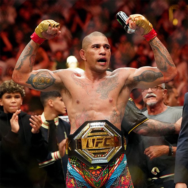 제19대 UFC 라이트헤비급 챔피언 알레스 페레이라가 2024년 10월 타이틀 3차 방어 성공 후 기뻐하고 있다. 사진=Imagn Images=연합뉴스 제공