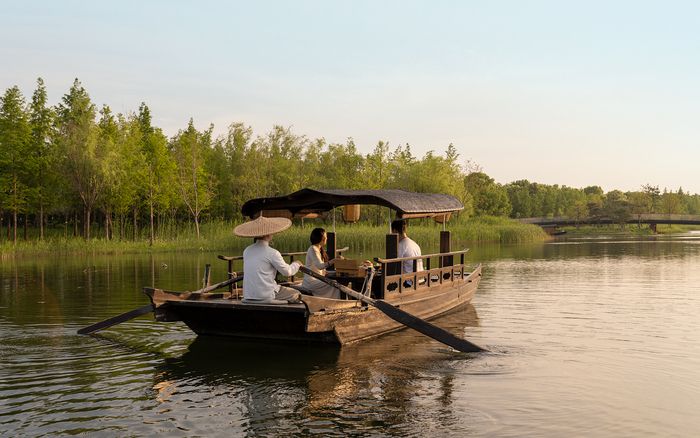 보트 위에서 즐기는 애프터눈 티.  /사진= 아만양윤