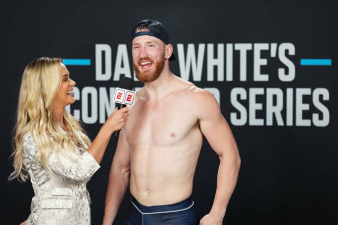 조 파이퍼(가운데)가 2022년 7월 컨텐더 시리즈(DWCS) 시즌6 개막전 메인이벤트 승리로 UFC 계약에 성공한 소감을 말하고 있다. DWCS는 데이나 화이트 UFC 회장이 직접 주최하는 선발전이다. 사진=TKO