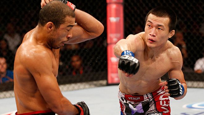 도전자 정찬성(오른쪽)이 2013년 8월 UFC 163 메인이벤트에서 타이틀 5차 방어전을 치르는 초대 페더급 챔피언 조제 아우두한테 펀치를 날리고 있다. 사진=TKO