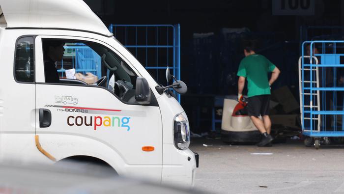 쿠팡 근로자가 택배를 운반하고 있다. [이충우 기자]