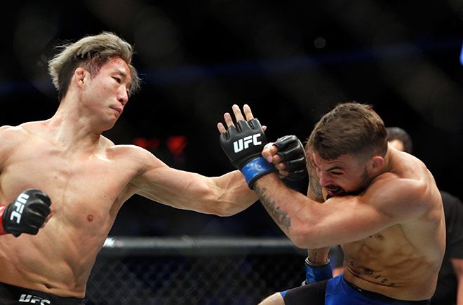 임현규(왼쪽)가 2016년 8월 UFC 202 메인카드 경기에서 마이크 페리에게 레프트를 시도하고 있다. 페리는 UFC 웰터급 공식 15위까지 올라갔다. 사진=Getty Images=연합뉴스 제공