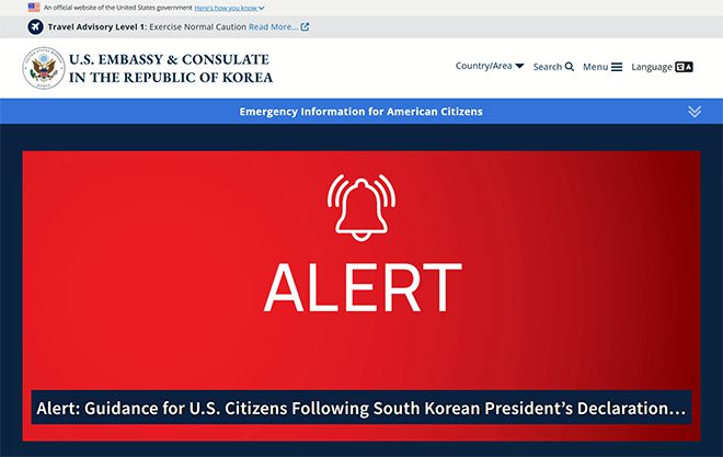 주한미국대사관은 적색경보를 내리고 비자 등 일상적인 영사업무를 전부 중단했다. ‘영사업무’는 자국민 보호와 관련된 모든 임무, ‘비자’는 출입국 허가 증명을 뜻한다.