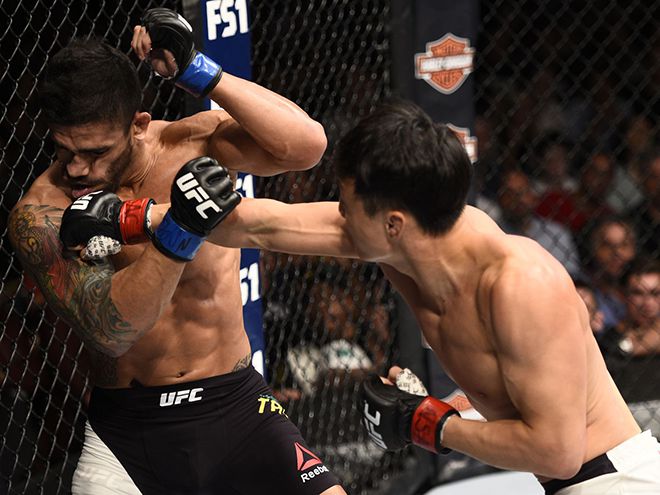 최두호(오른쪽)가 2016년 7월 전 UFC 페더급 15위 티아구 타바리스에게 종합격투기 8연속 KO승을 거두고 있다. 사진=TKO
