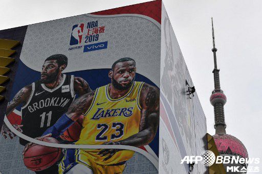 지난 2019년 중국 상해에서 열린 NBA 프리시즌 게임을 홍보하는 현수막. 사진=ⓒAFPBBNews = News1