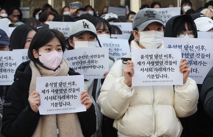 숙명여자대학교 학생들이 5일 오후 서울 용산구 숙명여자대학교에서 ‘윤석열 대통령 퇴진을 위한 숙명여대 2,626인 대학생 시국선언’ 기자회견을 하고 있다. 뉴스1