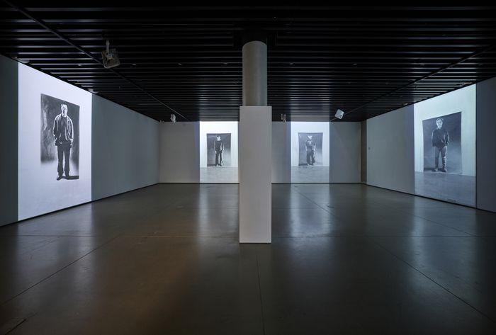 김승영 작가의 영상 설치 ‘자화상’ 연작이 전시된 김종영미술관 1층 전시실 전경. 왼쪽 벽면의 ‘자화상’(1999)과 오른쪽 벽면의 ‘자화상’(2024)이 마주보고 있다.