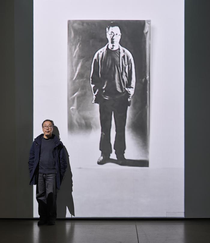 제16회 김종영 미술상 수상자로 서울 종로구 평창동 김종영미술관에서 수상 기념전을 진행 중인 김승영 작가가 1999년 영상 설치 작품 ‘자화상’에 기대 서 있다. 김용관