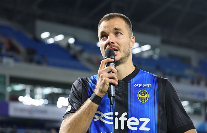 무고사가 K리그2 강등이 확정된 인천 유나이티드 홈팬들에게 미안함을 말하여 울고 있다. 사진=연합뉴스 제공