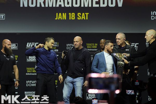 밴텀급 타이틀 매치를 치르는 누르마고메도프와 드발리쉬블리가 신경전을 벌이고 있다. 사진(美 라스베가스)= 김재호 특파원