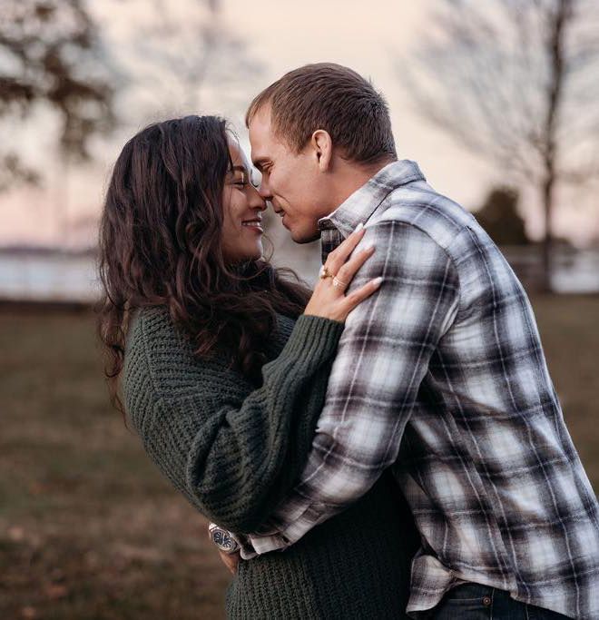 한국계 부인 로빈 윌리엄스(왼쪽)는 특수교육 보조교사, 의류 브랜드 및 팬스토어 운영으로 남편 네이트 랜드웨어가 UFC에 전념할 수 있도록 내조하고 있다. 사진@robyn.williams.9883