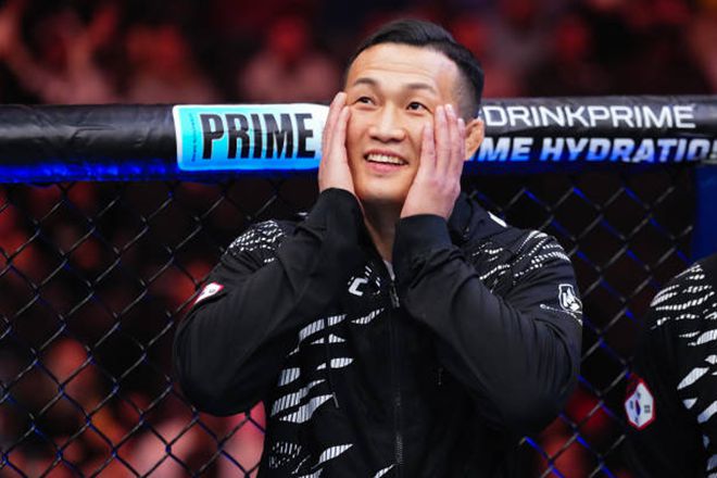 정찬성이 UFC 310 메인카드 제1경기 세컨드로서 최두호 승리에 기뻐하고 있다. 사진=TKO